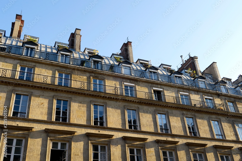 Derniers étages avec balcon sous les toits. Paris France.