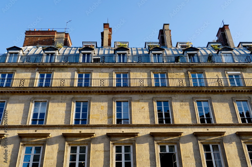Fototapeta premium Derniers étages avec balcon sous les toits. Paris France.