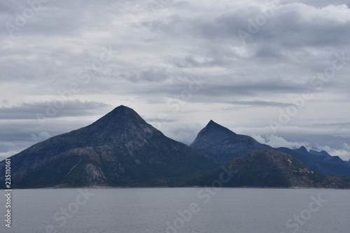 Norwegen, Fähre, Autofähre, Deck, Wasserstraße, E10, Lødingen, Hafen, Bognes, Fjord, Bogstranda, Bogvika, Tzsfjorden, Korsnes, Korsnesholmen, Ofoten, Lampe,  photo