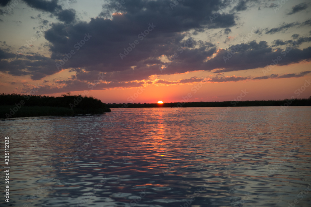 Fototapeta premium Sonnenuntergang auf dem Okavango Fluss in Botswana