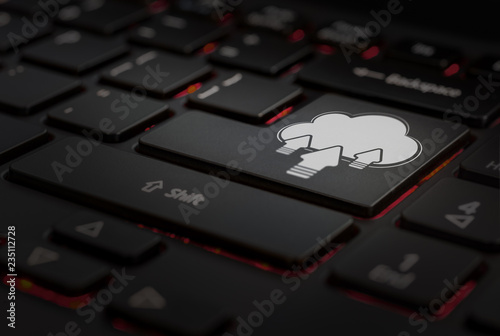 Detalle de teclado de computadora, con icono de almacenamiento en la nube.