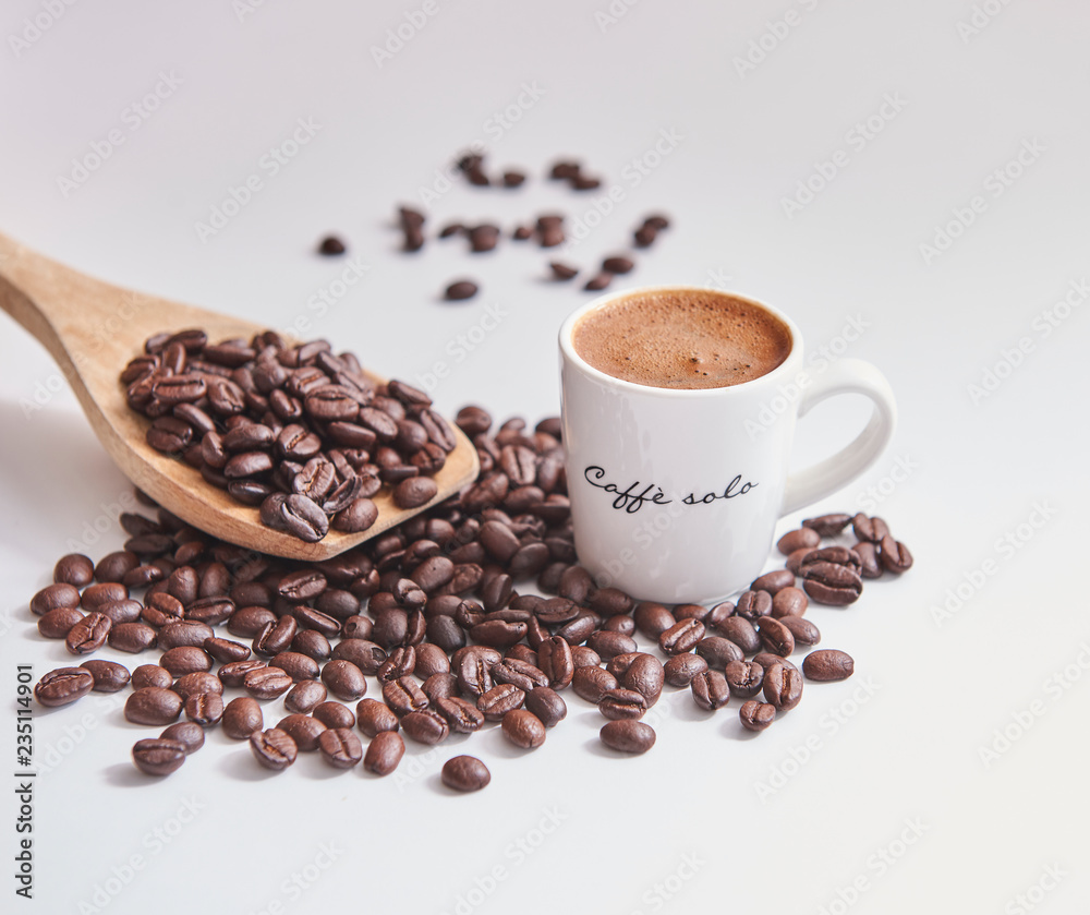 Obraz premium Close up coffee beans and Turkish coffee white table. Background coffee beans.