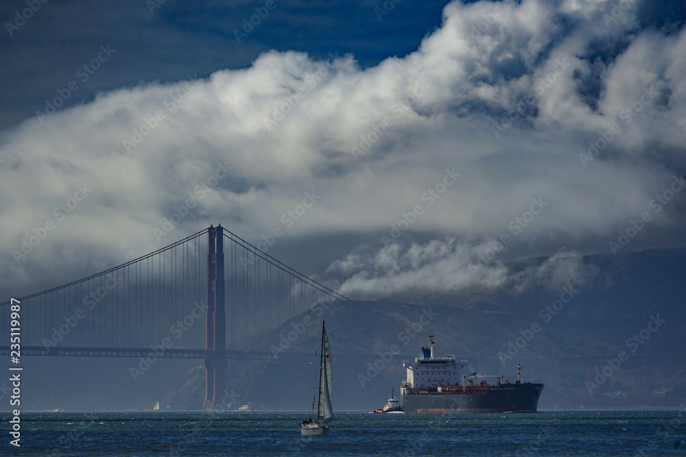 Frachtschiff vor Golden Gate Bridge