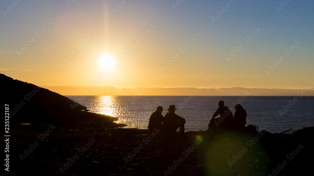 Obraz premium silhouette of people on the beach at sunset