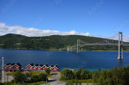 Tjeldsundbrücke zwischen Festland und Insel Hinnøya in Troms, Norwegen photo