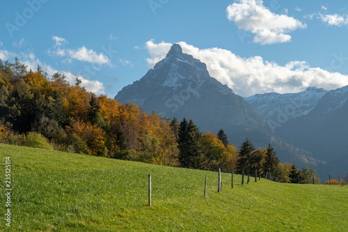 Alpenlandschaft im goldenen Spätherbst photo