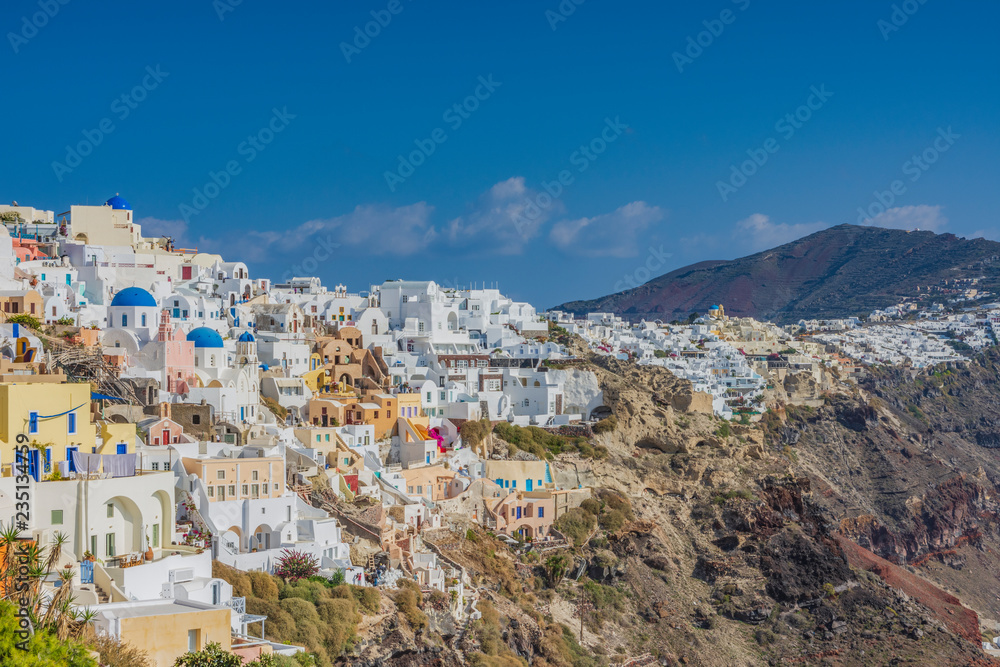 Il pittoresco villaggio di Oia abbarbicato sulla caldera di Santorini, Grecia