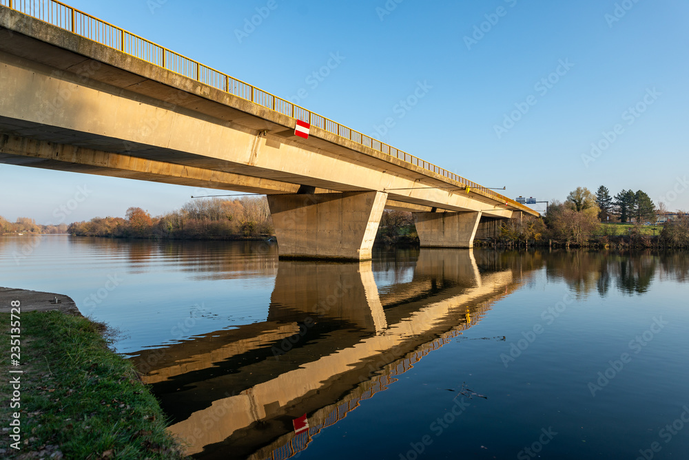 Pont sur la Moselle pour faciliter la circulation Pont sur la Moselle pour faciliter la circulation