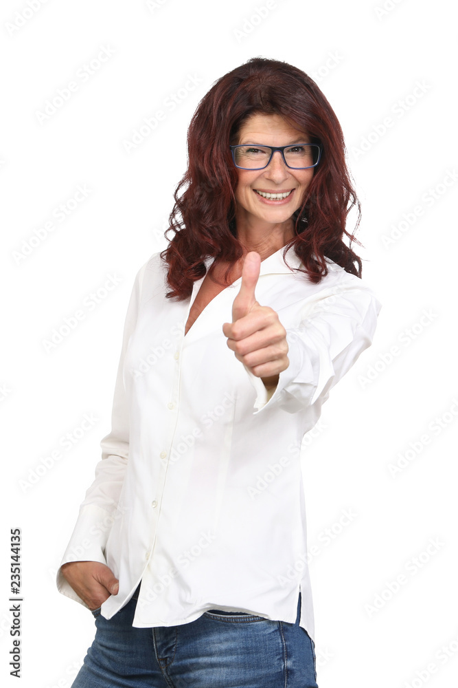 Ältere Frau mit Brille lacht und zeigt Daumen hoch Ältere Frau mit Brille lacht und zeigt Daumen hoch