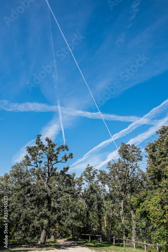 I do not like the airplanes, but the design of the contrail good photo theme