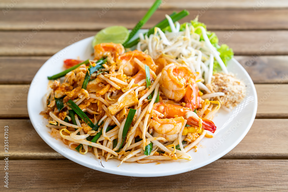 pad thai (stir-fried rice noodles with shrimps)