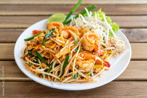 pad thai (stir-fried rice noodles with shrimps)