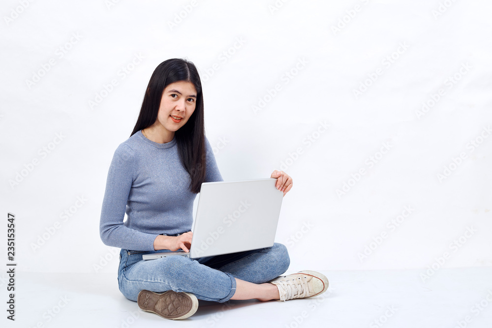 Naklejka premium womon hand holding laptop voice activated