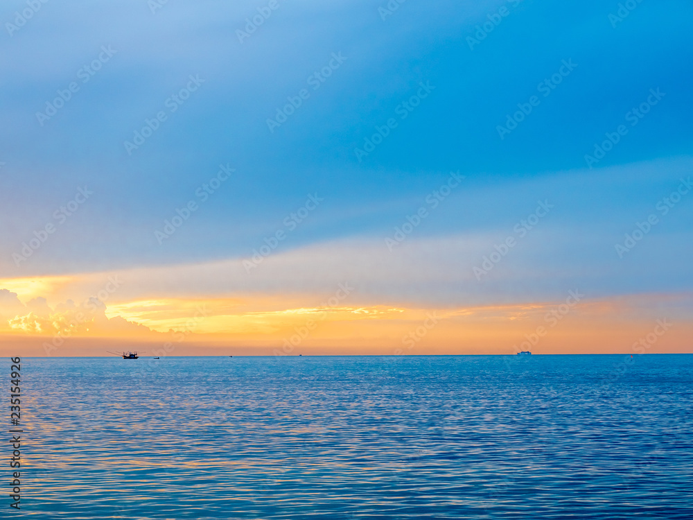 Naklejka premium Seascape view under twilight evening sky