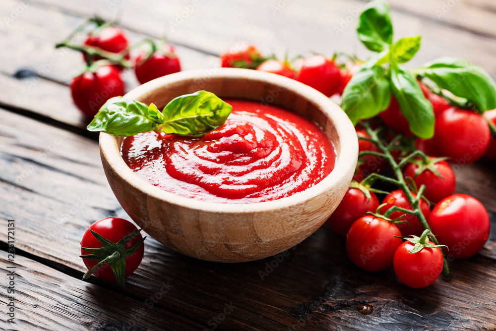 Bowl of tomato sauce - obrazy, fototapety, plakaty 