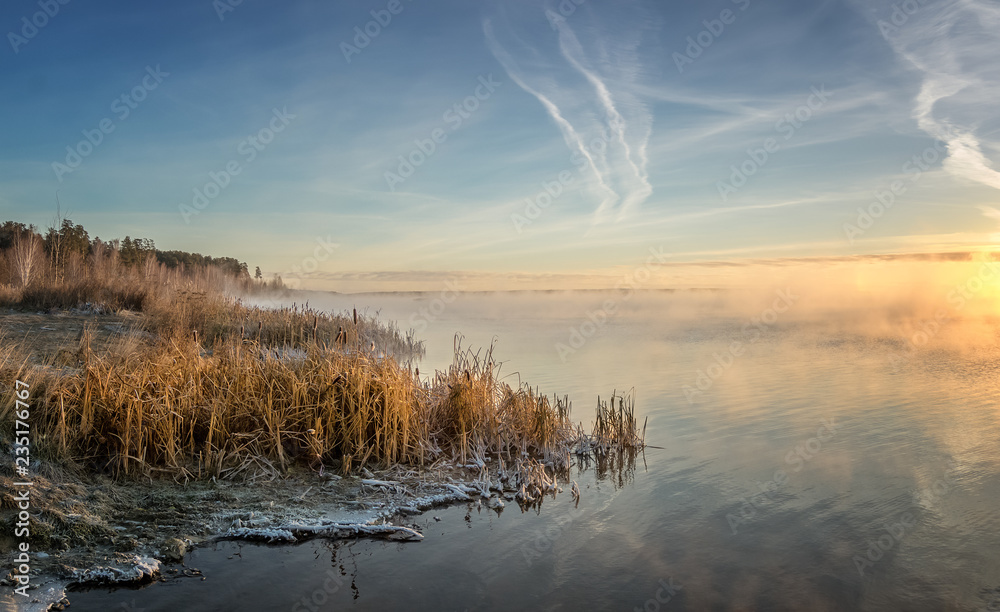 панорама утра на озере с туманом, Россия, Урал, ноябрь