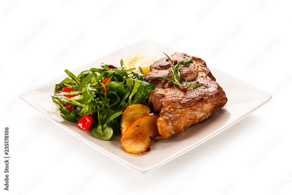 Grilled beefsteak with vegetable salad and apples Grilled beefsteak with vegetable salad and apples