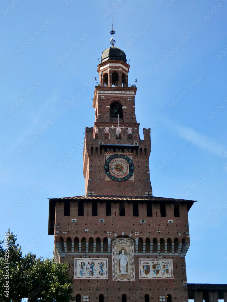 El Castillo Sforzesco es un castillo que se encuentra en el casco antiguo de Milán, Italia, y que actualmente alberga un museo de arte. La construcción original en el lugar comenzó en el siglo XV.