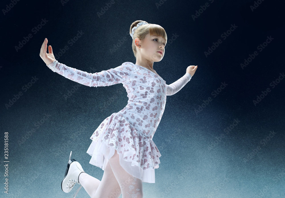 Fototapeta premium Mała łyżwiarstwo figurowe na krytej arenie lodowej. Taniec, sport, zima, ćwiczenia, trening, dzieciństwo, koncepcja mistrza