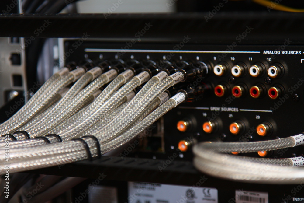 Connecting an audio amplifier using a coaxial cable with an RCA