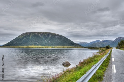 Norwegen, Andenes, Andøy, Andøya, Vesterålen, Nordland, Straße, Leitschiene, Ufer, Küste, Insel, Hinnøya, E10, Sund, Fjord, Gullesfjorden, Tjelsundet, Tjelsund, Lødingen photo