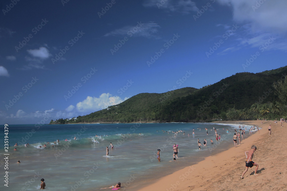 Guadeloupe, jeux de vagues sur la plage de Deshaies