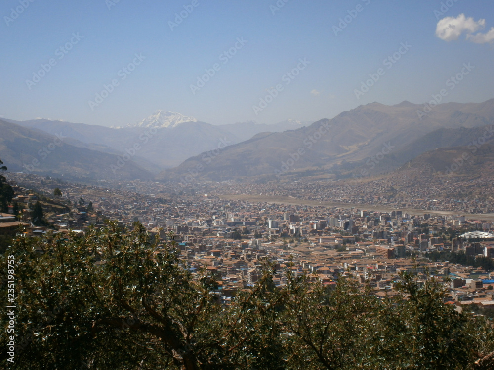 Ausblick über die Großstadt Cusco in Peru