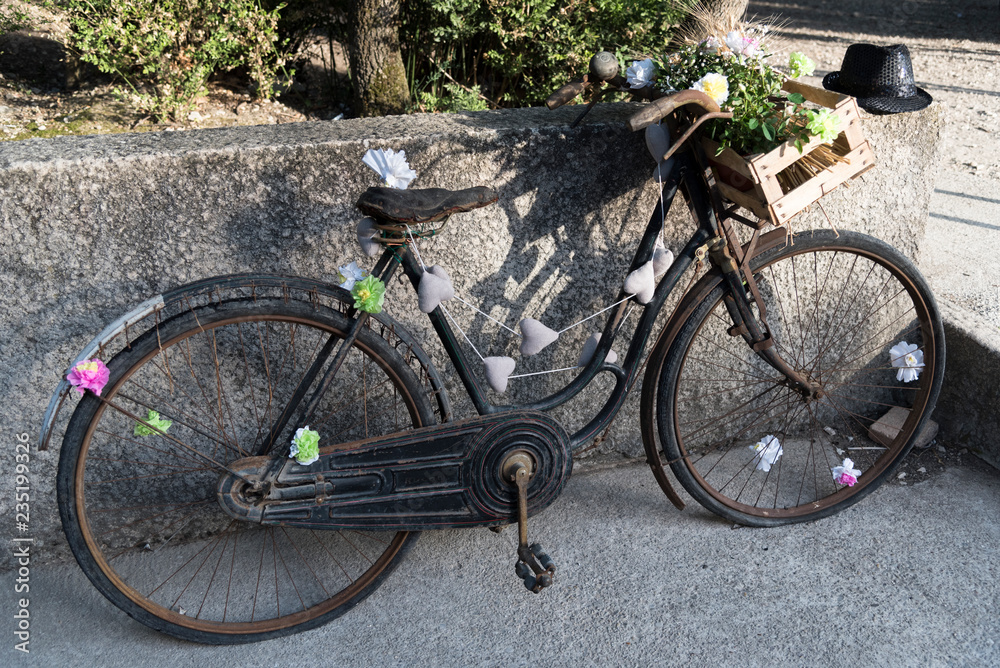 Une vielle bicyclette décoré - rétro - décoration