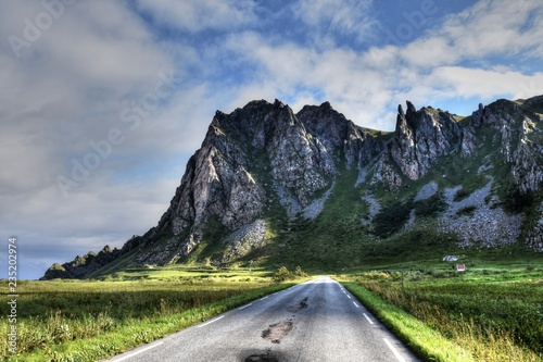 Norwegen, Nordland, Andenes, Andøya, Vesterålen, Insel, Küste, Sommer, Straße, Landstraße, Gebirge, Fv 976, 976, Dorf, Brandung, Andhauet, Bleik, Stranda, Røyken, photo