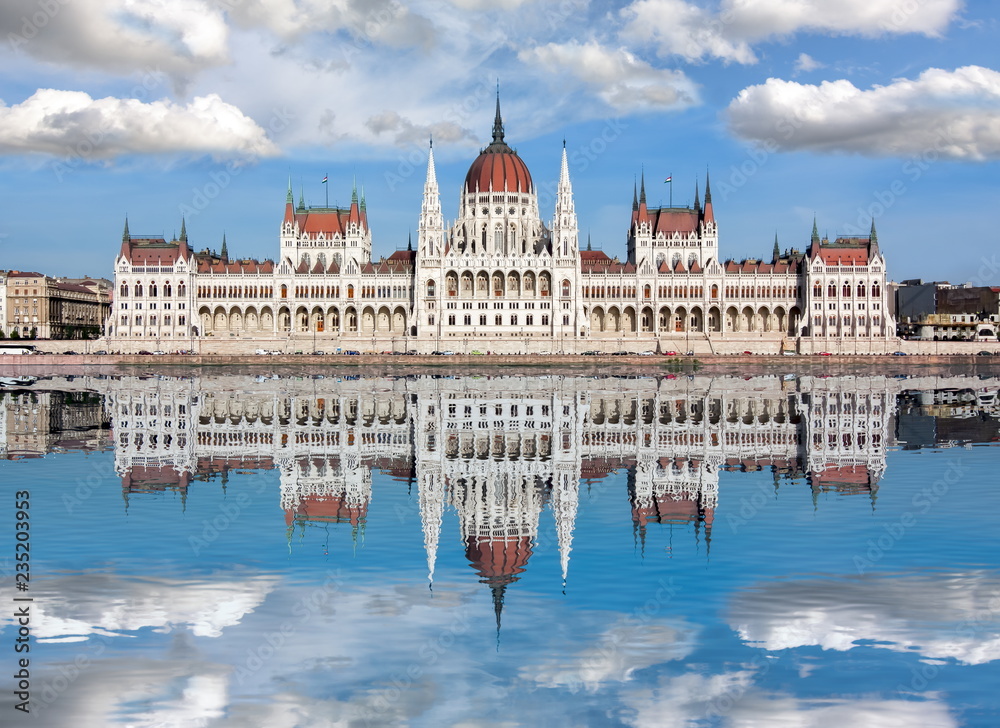 Obraz premium Hungarian Parliament Building with reflection in Danube river, Budapest, Hungary