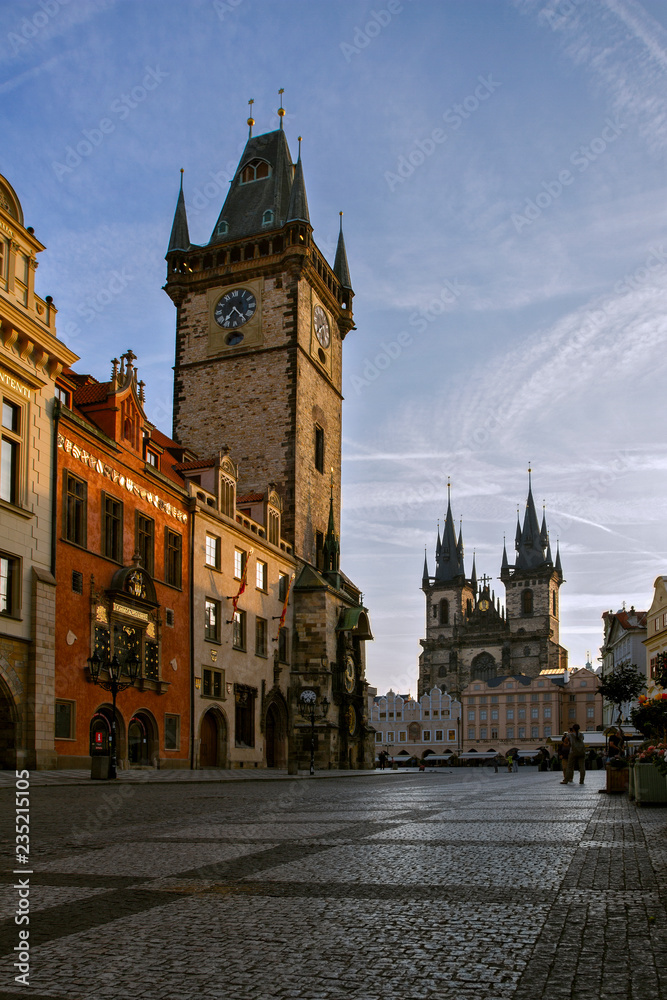 Fototapeta premium Praga, Rynek Starego Miasta i Kościół Najświętszej Marii Panny w godzinach porannych. Zegar astronomiczny znajduje się w jednej z wież ratusza. Praga, Republika Czeska. Historyczne centrum.