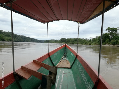 Canoa sull'acqua del fiume Napo nel parco nazionale di Yasuni in Ecuador photo