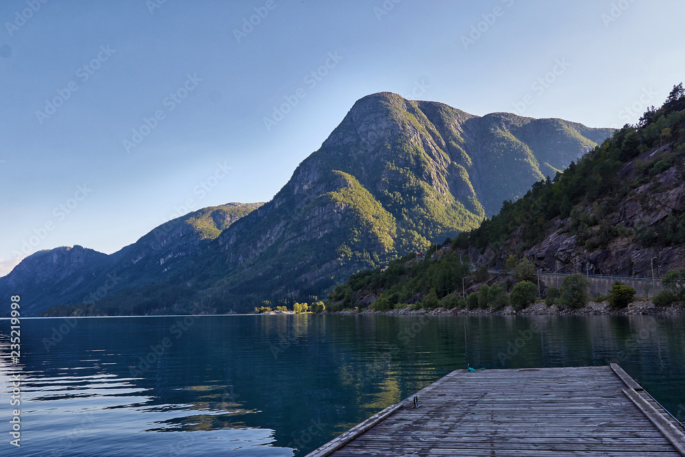 Steg am Hardangerfjord in Odda