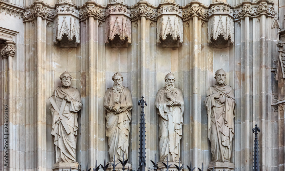 Fototapeta premium Gothic detail of the facade of Cathedral of the Holy Cross and Saint Eulalia, or Barcelona Cathedral at sunset in Barcelona, Spain