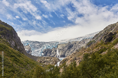 Gletscher Buarbreen mit Wasserlauf in Norwegen © Christian Buhtz