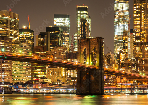 ニューヨーク　ブルックリン・ブリッジとマンハッタン © oben901