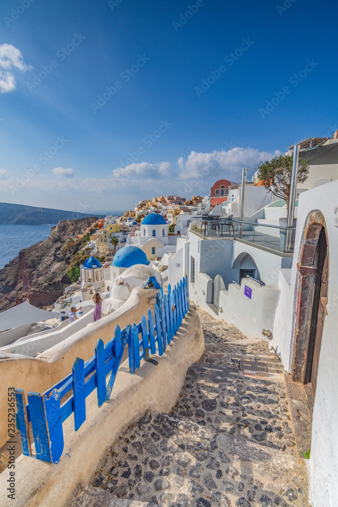 Obraz premium Caratteristica stradina in pietra nel villaggio di Oia, isola di Santorini GR 