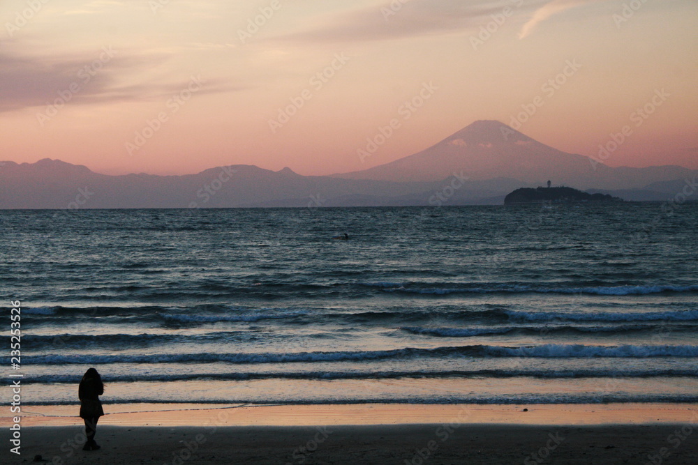 逗子海岸から見た　夕陽に霞む江の島と富士山と箱根遠景