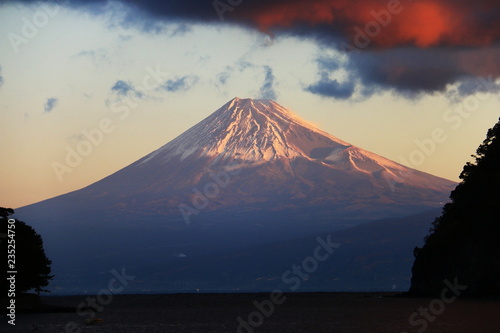 朝陽に映える 西伊豆戸田御浜岬からの 富士山