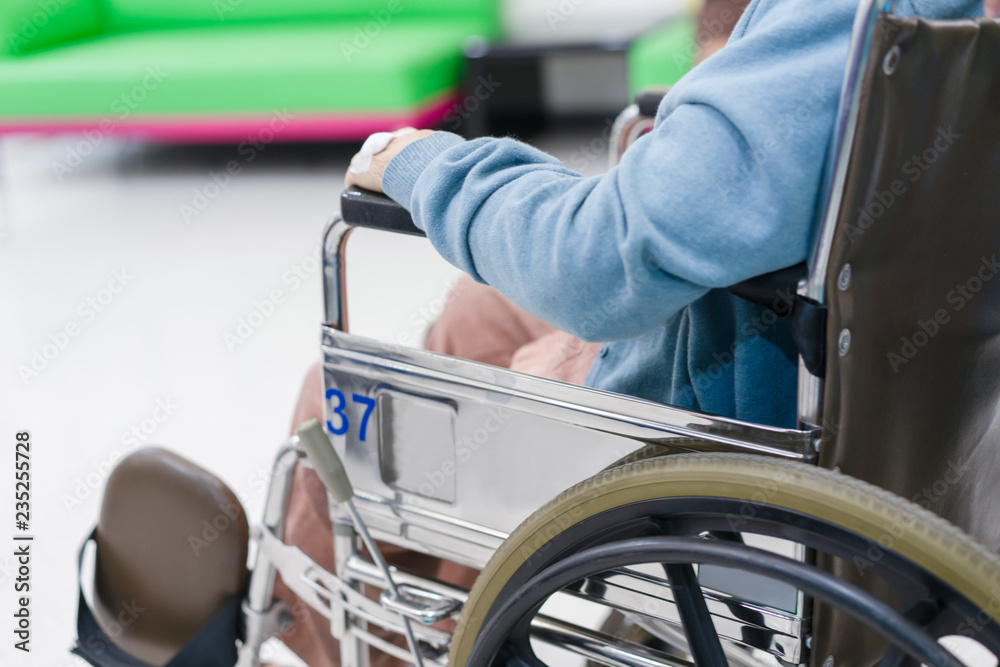 Obraz premium Elder patient woman on wheelchair waiting doctor in hospital