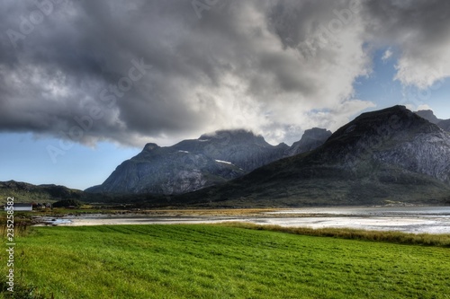 Norwegen, Lofoten, Flakstad, Flakstadpollen, Flakstadøya, Svolvær, Leknes, Ebbe, Tang, Tal, Fjord, Flakstadtinden, Blekktinden, Haus, Siedlung, Vikten, Spiegelbild photo