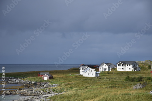 Lofoten, Ramberg, Strand, Sandstrand, Steg, Treppe, Gras, Böschung, Wiese, Haus, Dorf, Flakstad, Flakstadøya, Wolken, Sturm, Herbst, Berge, Bucht, Ryten, Aussichtsberg, Wellen 