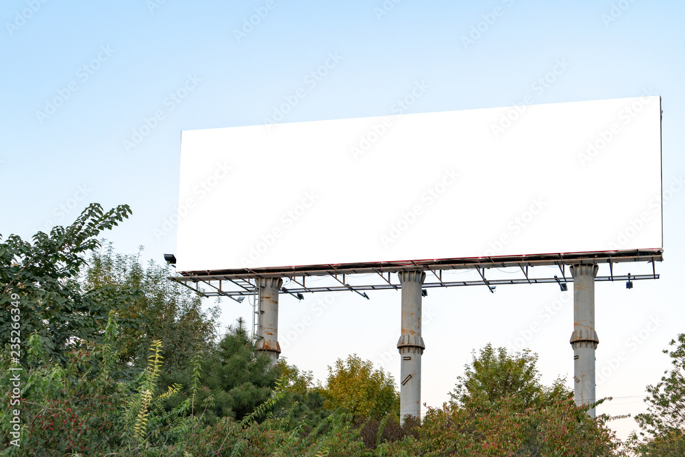 Obraz premium Blank billboard on blue sky background for new advertisement