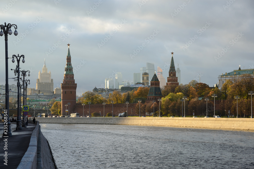 Fototapeta premium Moscow, Russia - October 28, 2018. View of the Kremlin from the Sofia embankment. In the background the building of the foreign Ministry of the Russian Federation
