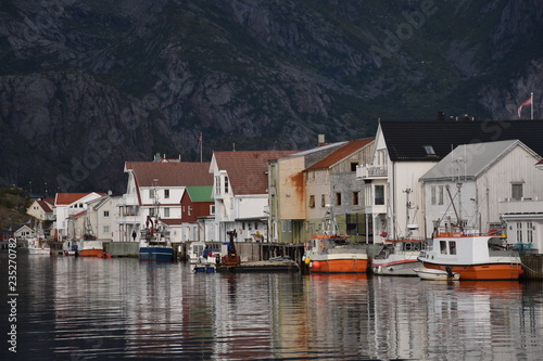 Lofoten, Norwegen, Henningsvær, Svolvær, Hafen, Dorf, Fischereihafen, Fischerboot, Leuchtturm, Wärterhaus, Trockengestell, Stockfisch, Sender, Sendemast, Fischerdorf photo