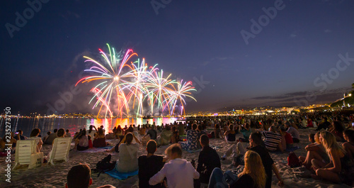 Bild auf Leinwand Feu d'artifice sur la plage