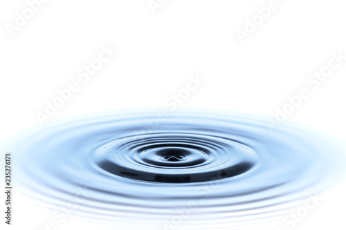 kreisförmige Wellen auf Wasseroberfläche, auf weiß freigestelltes Makro