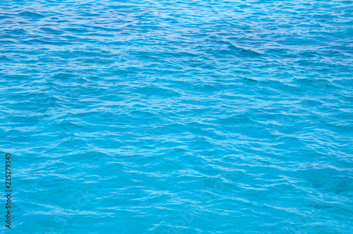 Oceaan turquoise blue surface calm waves 