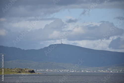 Norwegen, Lofoten, Insel, Fiskebøl, Hadsel, Hadselfjorden, Fjord, Wolken, Strand, Ufer, Küste, Gras, Wiese, 888, Straße, Nebenstraße, Motinden, Seterfjellet, Küste, Regen photo