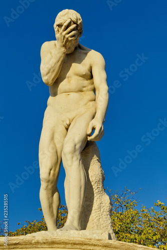 CAIN VENANT DE TUER SON FRERE. Statue jardin des tuileries Paris France